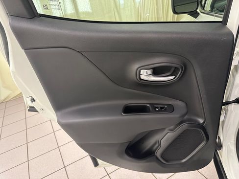 Used 2023 Jeep Renegade Latitude w/ Premium Group image 32