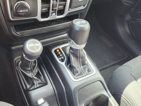 Used 2018 Jeep Wrangler Unlimited Sahara AWD/4WD image 22