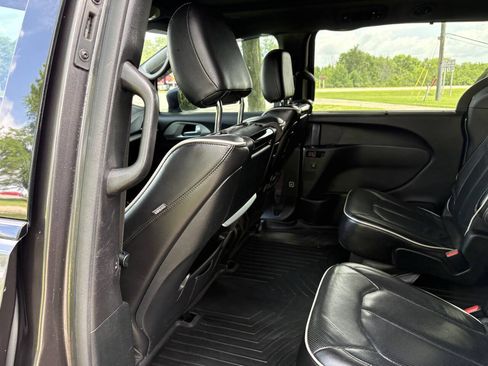 Used 2018 Chrysler Pacifica Limited w/ Advanced Safetytec Group FWD image 26