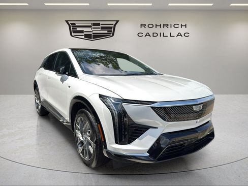 Certified 2025 Cadillac Optiq Luxury 2 w/ LPO, Floor Liner Package AWD/4WD image 3