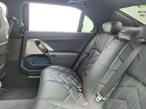 Used 2024 BMW 740i xDrive w/ Premium Package image 31