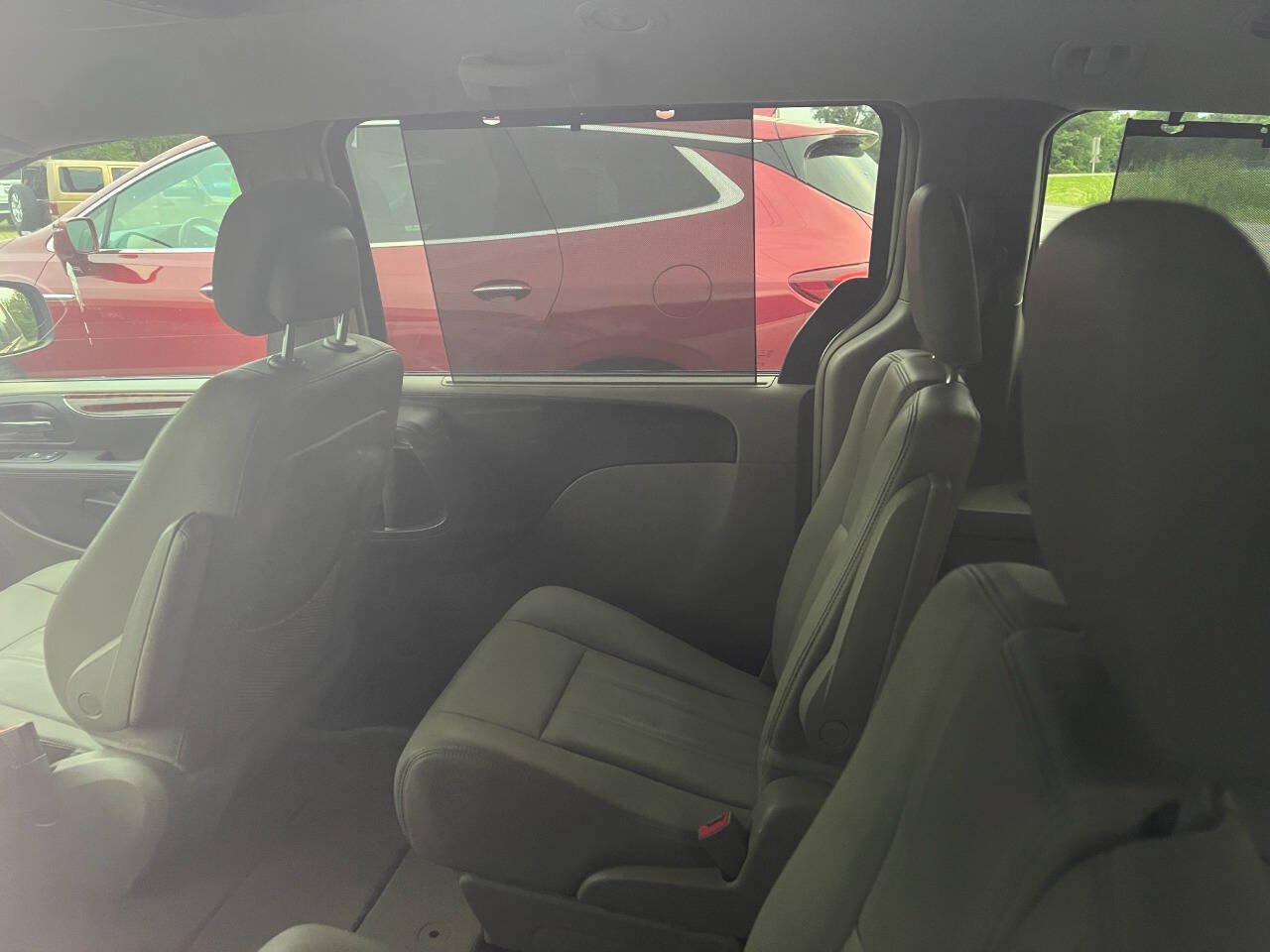 Used 2016 Chrysler Town & Country Touring w/ Driver Convenience Group FWD image 11