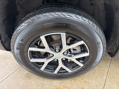 Used 2024 Jeep Grand Cherokee L Limited w/ Luxury Tech Group II image 11