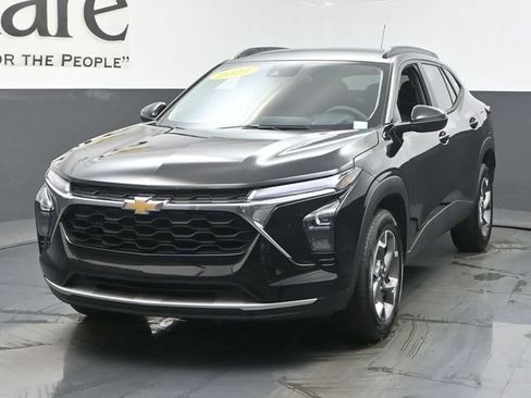Used 2025 Chevrolet Trax LT FWD image 7