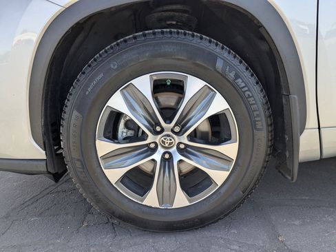 Used 2022 Toyota Highlander XLE AWD/4WD image 37