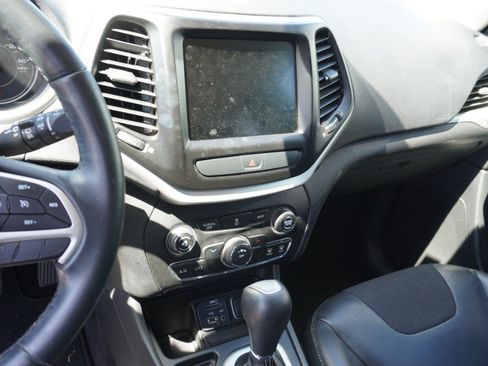 Used 2018 Jeep Cherokee Latitude Plus FWD image 12