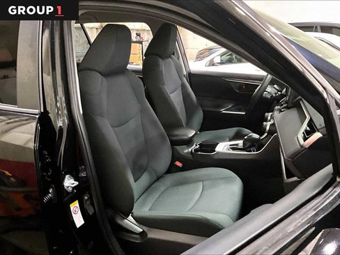 Used 2019 Toyota RAV4 LE image 8