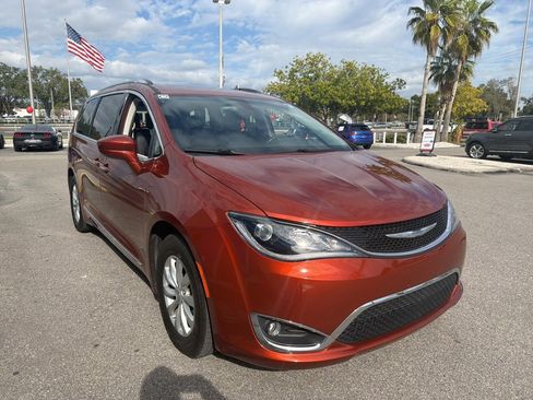 Used 2018 Chrysler Pacifica Touring-L image 1