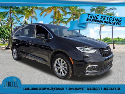 Used 2025 Chrysler Pacifica Select