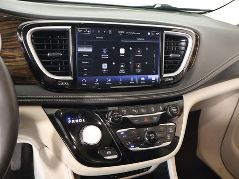 Used 2024 Chrysler Pacifica Limited w/ Uconnect Theater Family Group AWD/4WD image 5