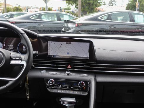 Certified 2025 Hyundai Elantra SEL FWD image 17