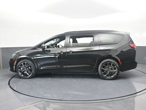 Used 2024 Chrysler Pacifica Limited w/ S Appearance Package image 3