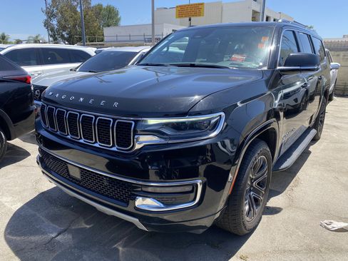 Used 2024 Jeep Wagoneer L Series II w/ Flexible Seating Group AWD/4WD image 2
