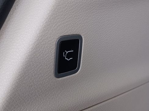 Used 2023 Chrysler Pacifica Touring-L w/ Uconnect Theater Family Group AWD/4WD image 36
