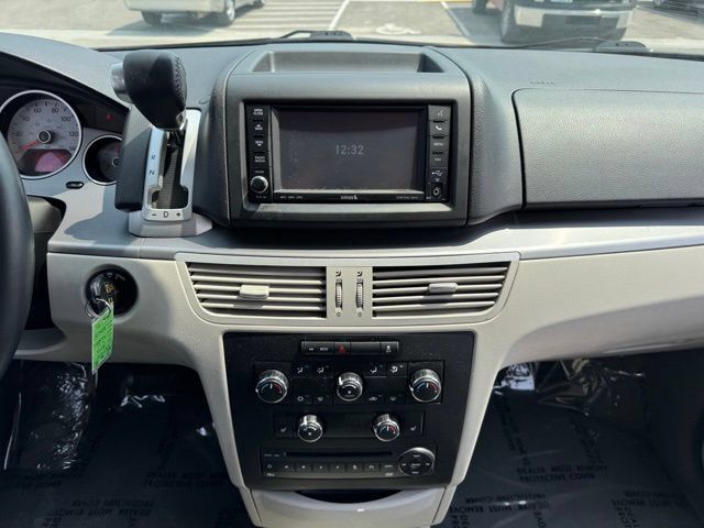 Used 2013 Volkswagen Routan SE FWD image 2