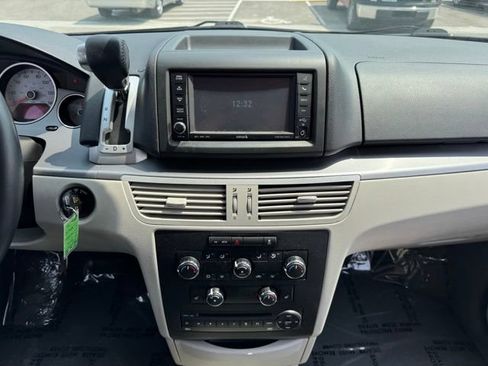 Used 2013 Volkswagen Routan SE FWD image 2