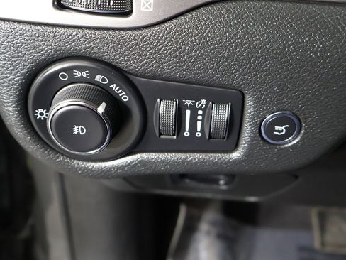 Used 2022 Jeep Cherokee Limited image 32