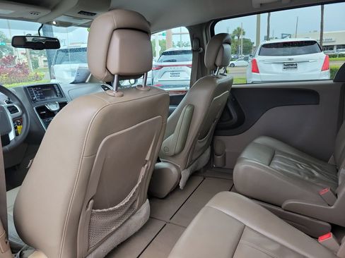 Used 2014 Chrysler Town & Country Touring FWD image 10