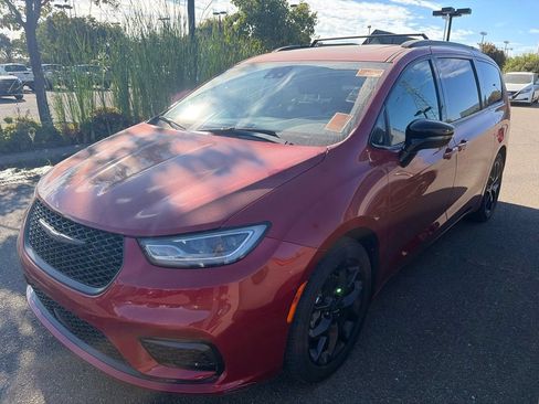 Used 2025 Chrysler Pacifica Limited FWD image 3
