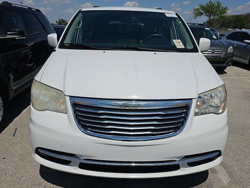 Used 2015 Chrysler Town & Country Touring image 2