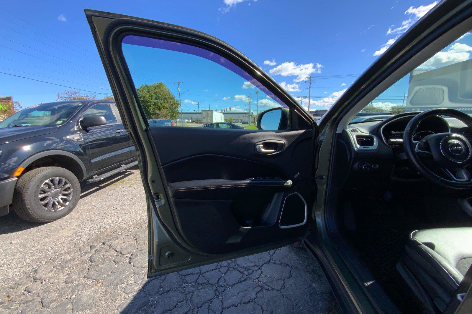 Used 2018 Jeep Compass Latitude w/ Cold Weather Group AWD/4WD image 20