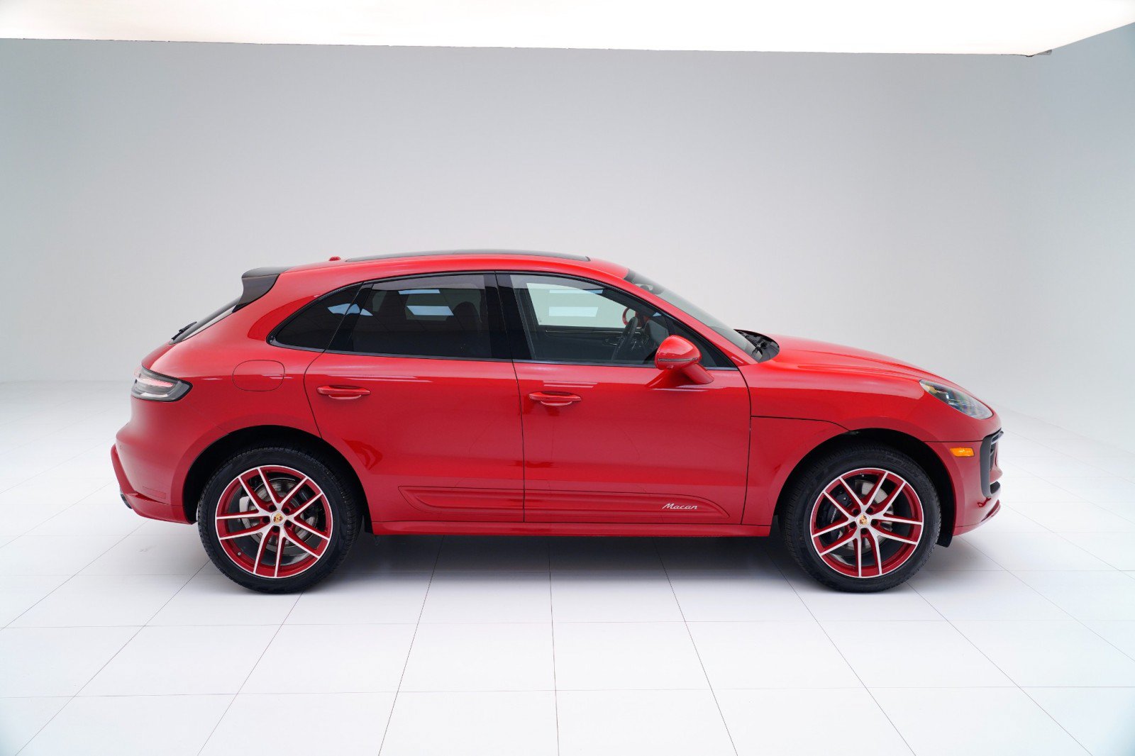 Certified 2026 Porsche Macan AWD/4WD image 8