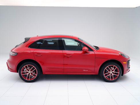 Certified 2026 Porsche Macan AWD/4WD image 8
