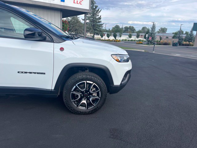 Used 2025 Jeep Compass Trailhawk AWD/4WD image 15