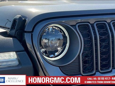 Used 2024 Jeep Gladiator Rubicon w/ Technology Group AWD/4WD image 30