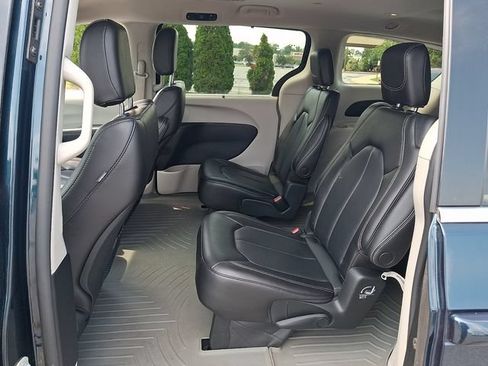 Used 2023 Chrysler Pacifica Touring-L FWD image 10