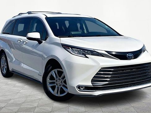 Used 2021 Toyota Sienna Limited image 12