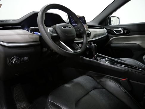 Used 2025 Jeep Compass Limited image 11