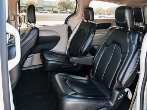 Used 2023 Chrysler Pacifica Touring-L FWD image 24