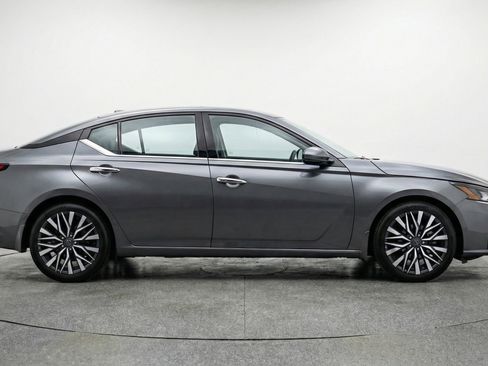 Used 2025 Nissan Altima 2.5 SV FWD image 11