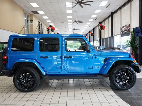 Used 2023 Jeep Wrangler Unlimited Sahara AWD/4WD image 18