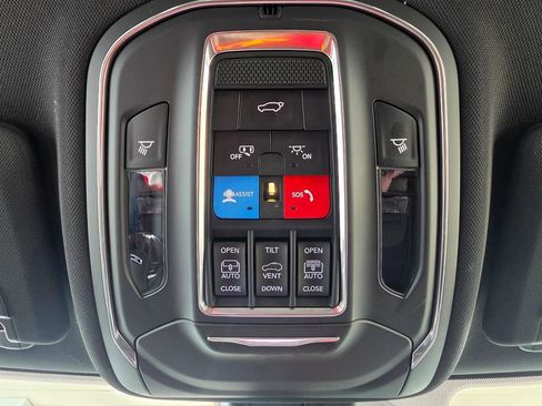 Used 2025 Jeep Grand Cherokee Overland w/ Trailer Tow Package AWD/4WD image 60