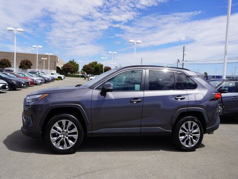 Used 2022 Toyota RAV4 XLE Premium AWD/4WD image 6