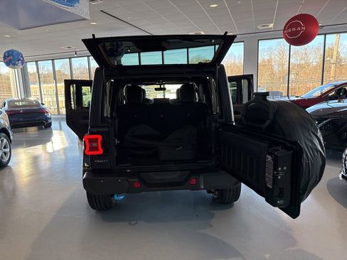 Used 2022 Jeep Wrangler Unlimited Sahara w/ Cold Weather Group image 27