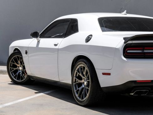 Used 2016 Dodge Challenger SRT w/ Technology Group RWD image 15