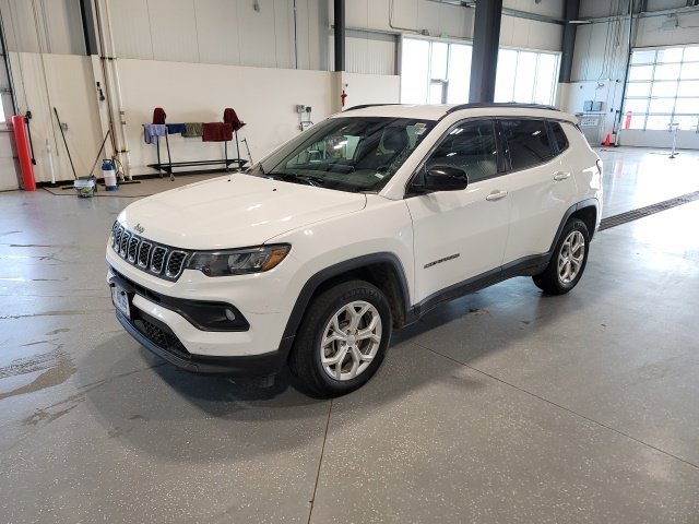 Used 2024 Jeep Compass Latitude AWD/4WD image 3