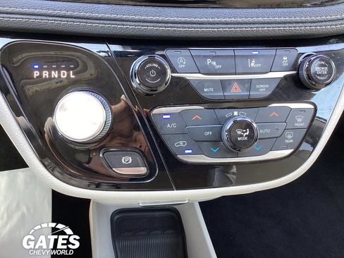 Used 2021 Chrysler Pacifica Touring-L FWD image 21