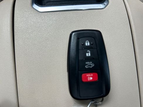 Used 2022 Toyota Highlander XLE AWD/4WD image 31