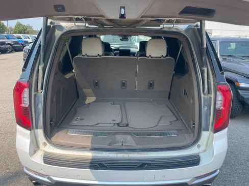 Used 2025 GMC Yukon XL Denali w/ Denali Reserve Package AWD/4WD image 5
