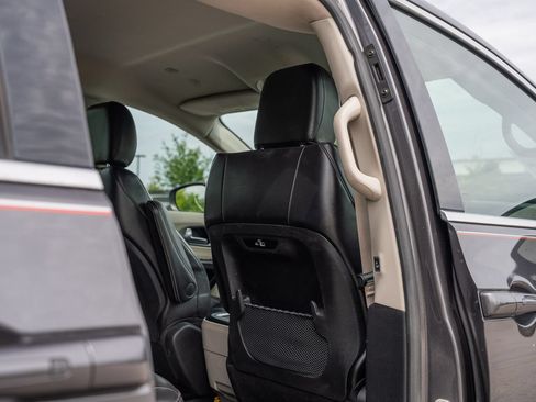 Used 2023 Chrysler Pacifica Touring-L FWD image 17