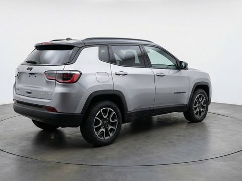 Used 2025 Jeep Compass Trailhawk image 9