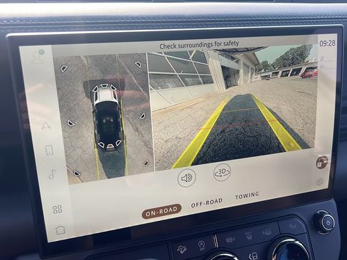 New 2026 Land Rover Defender 110 AWD/4WD image 27