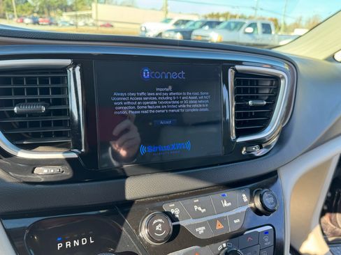 Used 2017 Chrysler Pacifica Touring-L Plus w/ Advanced Safetytec Group image 19