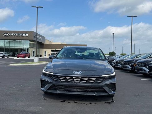 Used 2024 Hyundai Elantra SEL FWD image 2