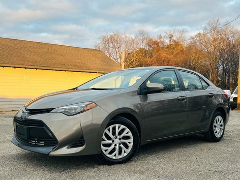 Used 2018 Toyota Corolla LE image 2