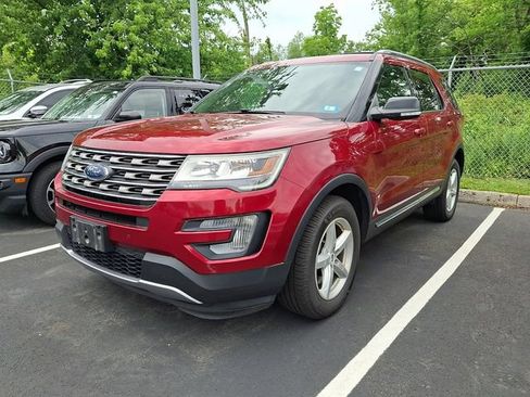 Used 2017 Ford Explorer XLT w/ Equipment Group 202A AWD/4WD image 3